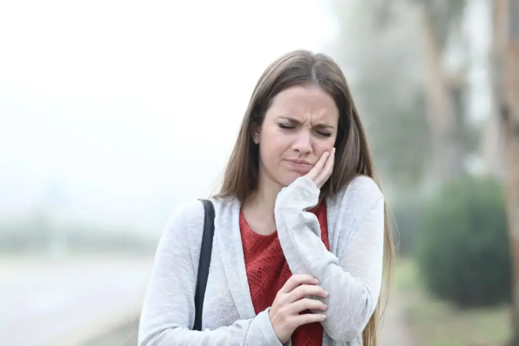 Woman with a jaw that hurts